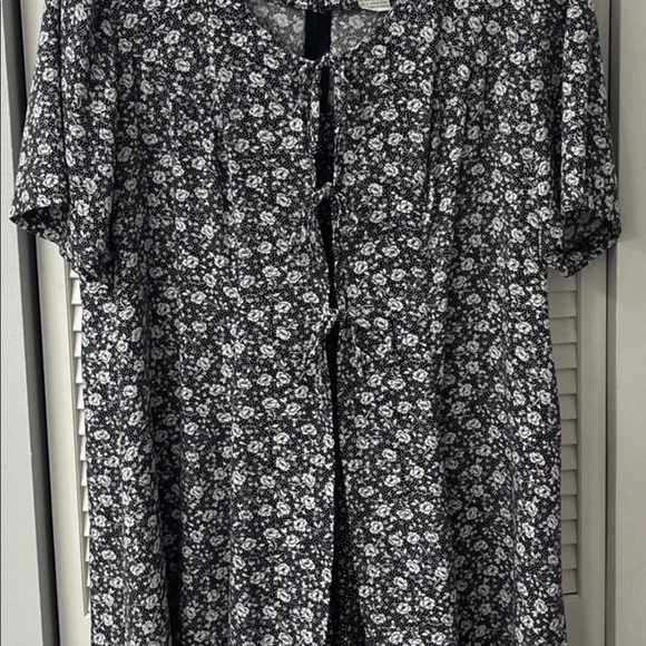 EUC Women’s Romper (Size 22/24) - Picture 2 of 7